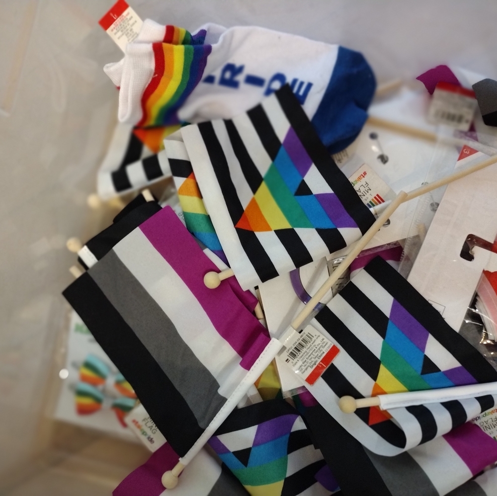 Pride bundle! Celebrate Party Mini flags Buttons Rainbow 🌈 - Picture 3 of 8